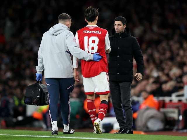 Takehiro Tomiyasu d'Arsenal sort blessé le 16 mars 2023