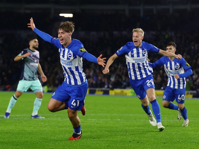 Jack Hinshelwood de Brighton & Hove Albion célèbre son deuxième but le 6 décembre 2023