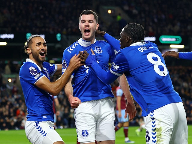 Michael Keane d'Everton célèbre son deuxième but avec Dominic Calvert-Lewin et Amadou Onana le 15 décembre 2023