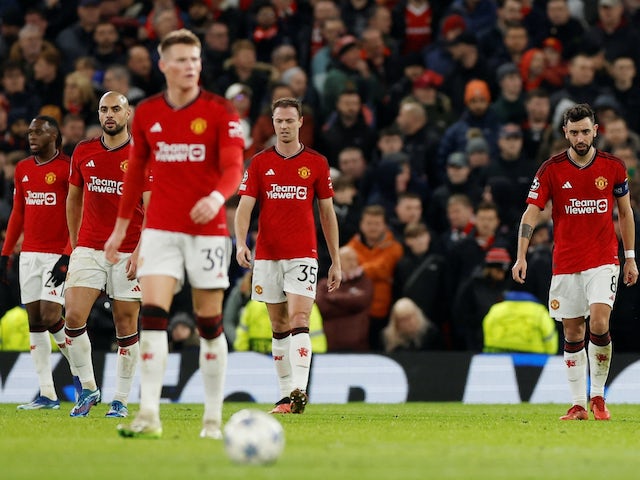 Jonny Evans et Bruno Fernandes de Manchester United semblent abattus après avoir concédé le premier but le 12 décembre 2023
