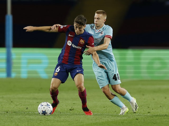 Gavi de Barcelone en action avec Arthur Vermeeren du Royal Anvers le 19 septembre 2023