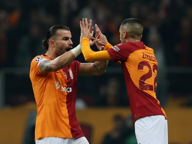 Hakim Ziyech de Galatasaray célèbre son but contre Manchester United le 29 novembre 2023