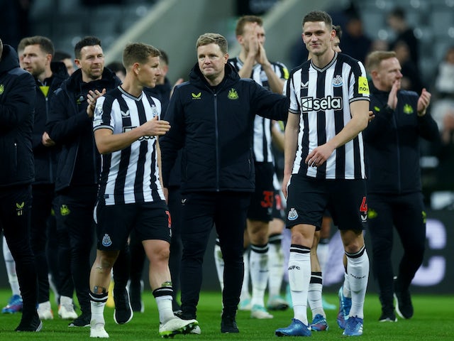 Eddie Howe, manager de Newcastle United, et Sven Botman célèbrent après le match du 16 décembre 2023