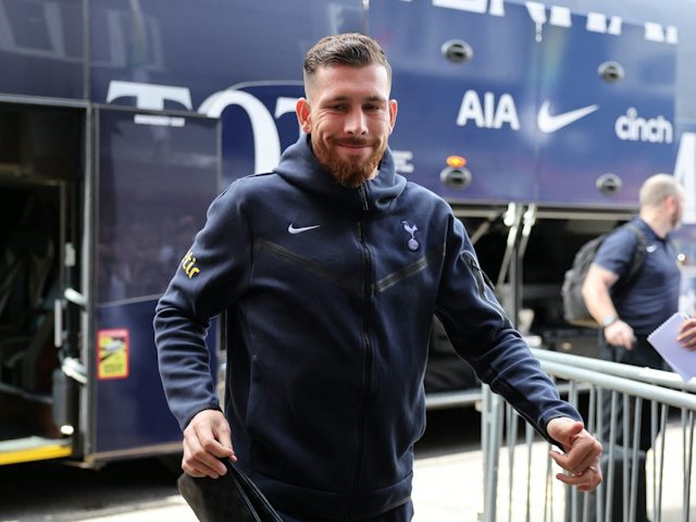 Pierre-Emile Hojbjerg de Tottenham Hotspur arrive devant le stade avant le match du 26 août 2023