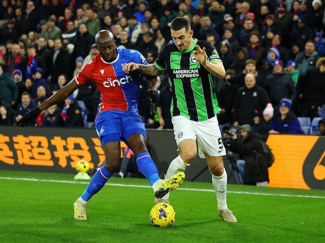 Jean-Philippe Mateta de Crystal Palace en action avec Lewis Dunk de Brighton & Hove Albion le 21 décembre 2023