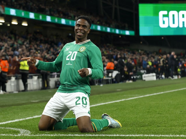 Chiedozie Ogbene, de la République d'Irlande, célèbre son troisième but en mars 2023