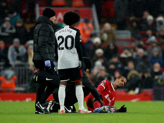 Joel Matip de Liverpool reçoit des soins médicaux après s'être blessé le 3 décembre 2023 Joel Matip de Liverpool reçoit des soins médicaux après s'être blessé le 3 décembre 2023