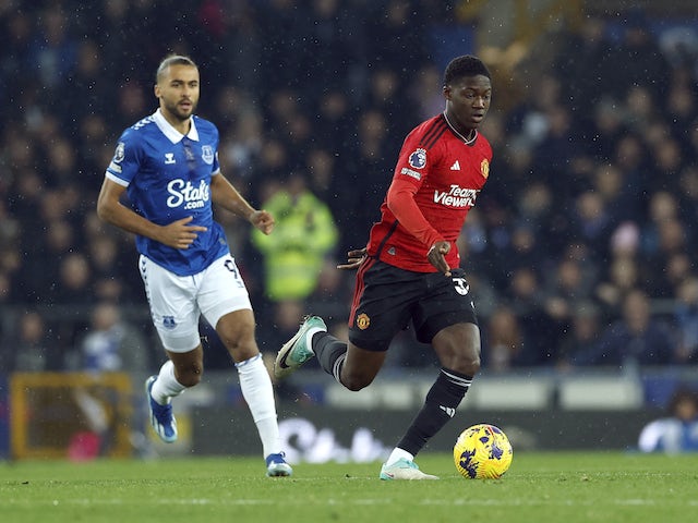 Dominic Calvert-Lewin d'Everton en action avec Kobbie Mainoo de Manchester United le 26 novembre 2023