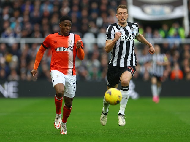 Chiedozie Ogbene de Luton Town en action avec Dan Burn de Newcastle United le 3 février 2024