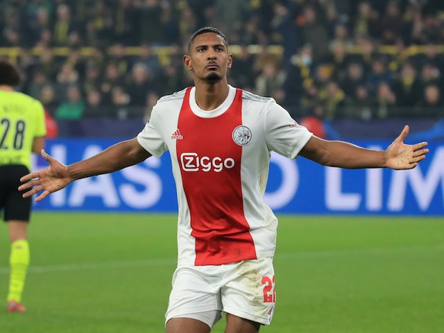 Sébastien Haller de l'Ajax célèbre son deuxième but le 3 novembre 2021
