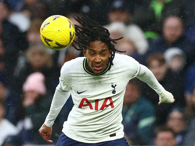 Djed Spence en action pour Tottenham Hotspur en janvier 2023