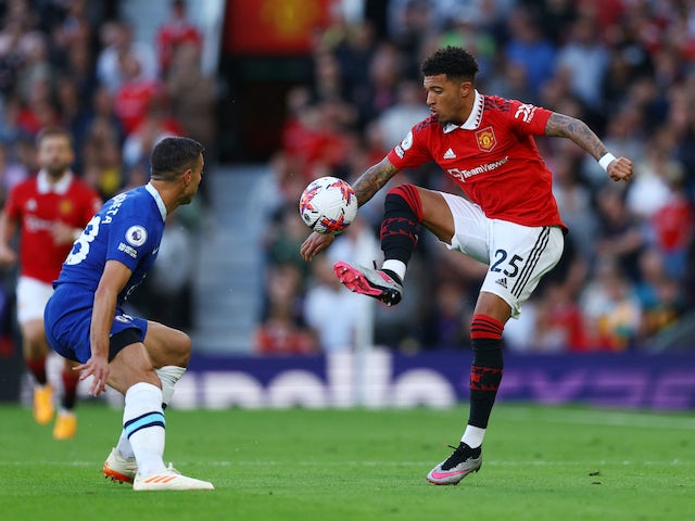 Jadon Sancho de Manchester United en action avec Cesar Azpilicueta de Chelsea le 25 mai 2023