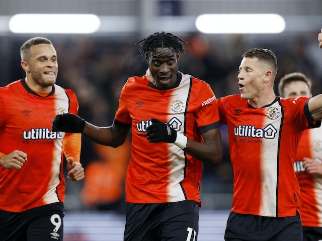 Elijah Adebayo de Luton Town célèbre son troisième but avec Carlton Morris et Ross Barkley Action le 30 janvier 2024