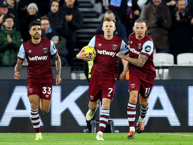 James Ward-Prowse de West Ham United célèbre son premier but avec ses coéquipiers le 1er février 2024