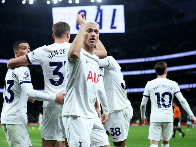 Richarlison de Tottenham Hotspur célèbre après le score de Brennan Johnson contre Brentford le 31 janvier 2024