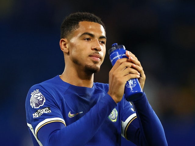 Levi Colwill de Chelsea célèbre après le match du 25 août 2023