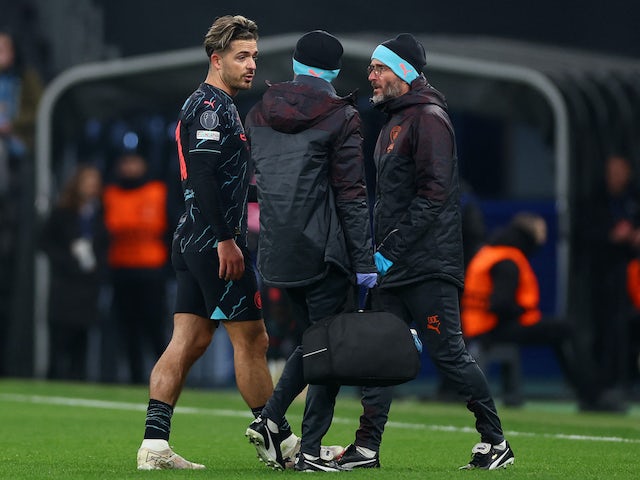 Jack Grealish de Manchester City reçoit des soins médicaux après s'être blessé avant d'être remplacé le 13 février 2024