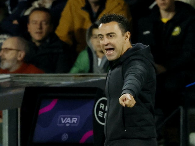 L'entraîneur de Barcelone Xavi réagit le 4 novembre 2023