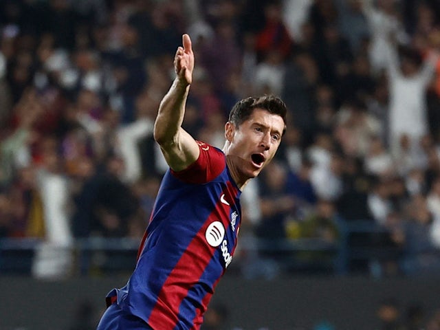 Robert Lewandowski du FC Barcelone célèbre son premier but le 14 janvier 2024