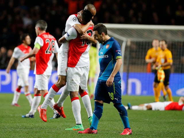 AS Wallace (au centre) de Monaco fait la fête avec Fabinho tandis que Santi Cazorla (à droite) d'Arsenal passe après les huitièmes de finale retour de la Ligue des champions, le 17 mars 2015.