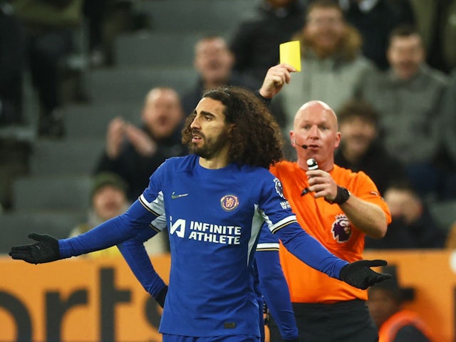 Marc Cucurella de Chelsea reçoit un carton jaune de l'arbitre Simon Hooper le 25 novembre 2023.