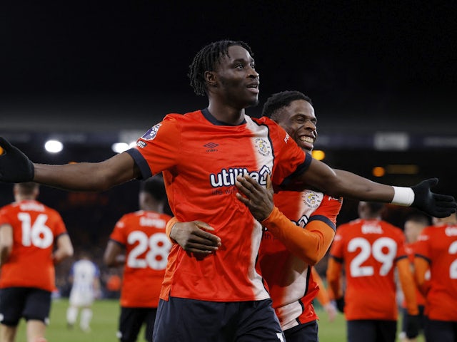 Elijah Adebayo de Luton Town célèbre son premier but le 30 janvier 2024