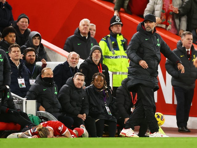 Kostas Tsimikas de Liverpool est allongé au sol après s'être blessé le 23 décembre 2023.