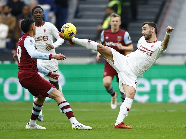 Bruno Fernandes de Manchester United en action avec Edson Alvarez de West Ham United le 23 décembre 2023