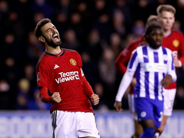 Bruno Fernandes de Manchester United célèbre son deuxième but le 8 janvier 2024