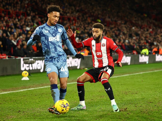 Boubacar Kamara d'Aston Villa en action avec Jayden Bogle de Sheffield United le 3 février 2024