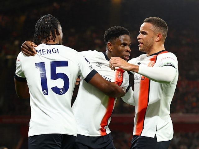 Chiedozie Ogbene de Luton Town célèbre son premier but avec Teden Mengi et Carlton Morris le 21 février 2024
