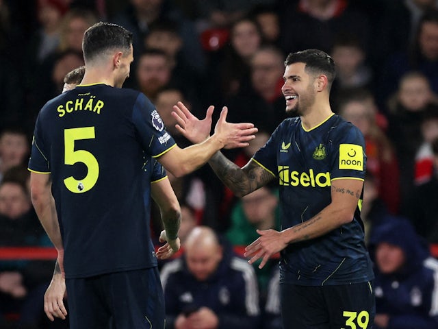 Bruno Guimaraes de Newcastle United célèbre son score contre Nottingham Forest le 10 février 2024