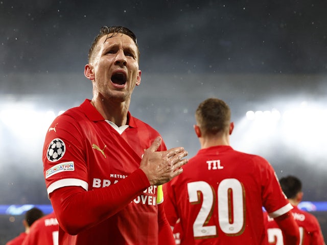Luuk De Jong du PSV Eindhoven célèbre son premier but le 8 novembre 2023