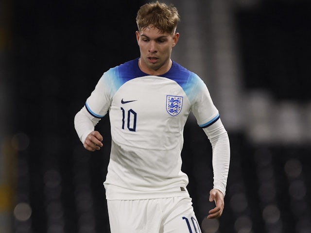 Emile Smith Rowe en action pour les moins de 21 ans d'Angleterre le 28 mars 2023