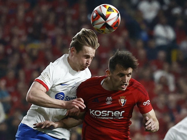 Frenkie de Jong de Barcelone en action avec Ante Budimir d'Osasuna le 11 janvier 2024