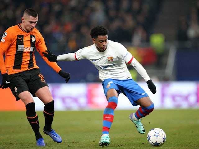 Oleksandr Zubkov du Shakhtar Donetsk en action avec Alejandro Balde du FC Barcelone le 7 novembre 2023