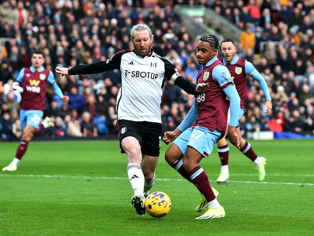 Tim Ream de Fulham en action avec Wilson Odobert de Burnley le 2 février 2024