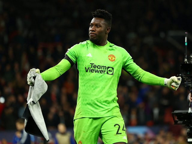 Andre Onana de Manchester United célèbre après avoir sauvé un penalty manqué par Copenhague le 24 octobre 2023
