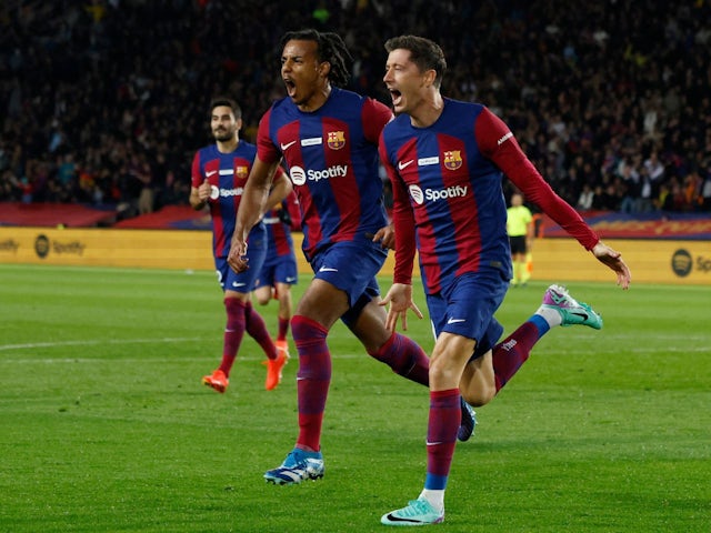 Robert Lewandowski du FC Barcelone célèbre son premier but avec Jules Kounde le 10 décembre 2023