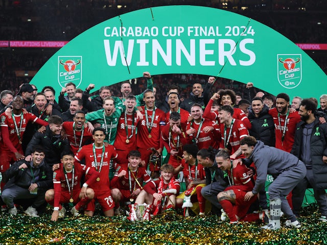 Vue générale des joueurs et du personnel de Liverpool célébrant la victoire de la Coupe EFL avec le trophée le 25 février 2024.