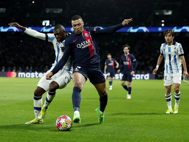 Kylian Mbappe du Paris Saint-Germain en action avec Hamari Traoré de la Real Sociedad le 14 février 2024