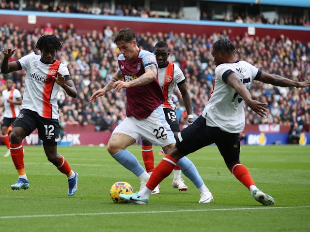 Nicolo Zaniolo d'Aston Villa en action avec Teden Mengi, Marvelous Nakamba et Issa Kabore de Luton Town le 29 octobre 2023