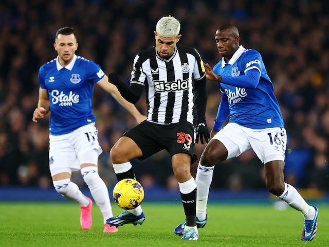 Bruno Guimaraes de Newcastle United en action avec Abdoulaye Doucoure d'Everton le 7 décembre 2023