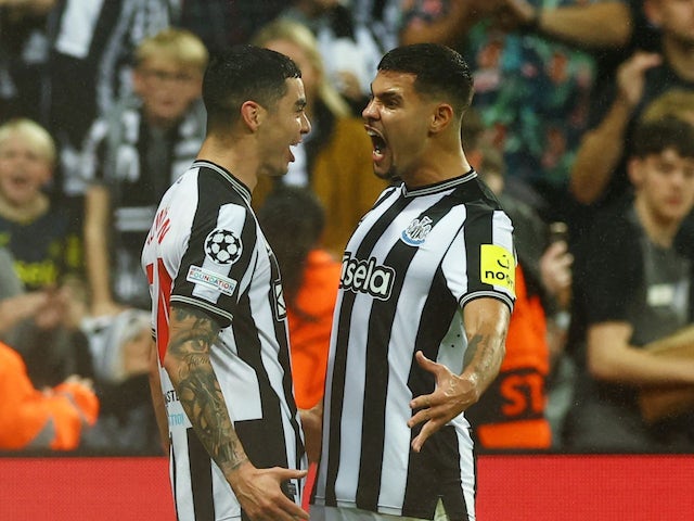 Miguel Almiron de Newcastle United célèbre son premier but avec Bruno Guimaraes le 4 octobre 2023