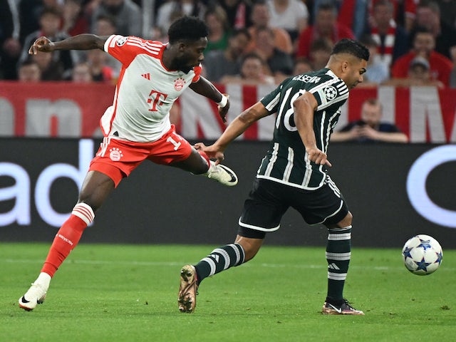 Alphonso Davies du Bayern Munich en action avec Casemiro de Manchester United le 20 septembre 2023