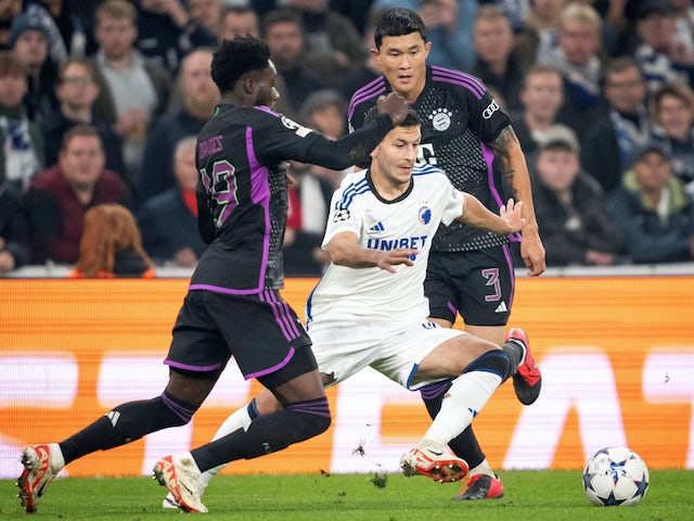 Roony Bardghji de Copenhague en action avec Kim Min-jae et Alphonso Davies du Bayern Munich le 3 octobre 2023