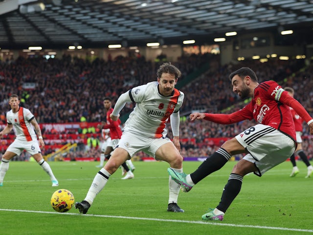 Tom Lockyer de Luton Town en action avec Bruno Fernandes de Manchester United le 11 novembre 2023
