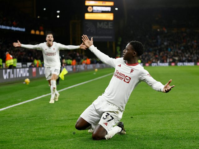 Kobbie Mainoo de Manchester United célèbre son quatrième but le 1er février 2024