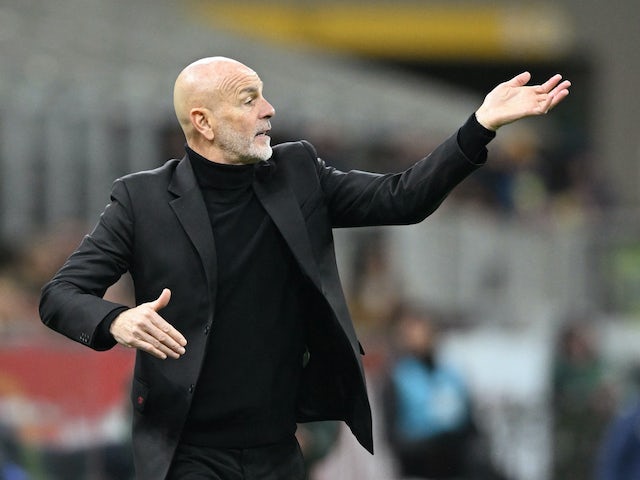 L'entraîneur de l'AC Milan Stefano Pioli réagit le 2 décembre 2023