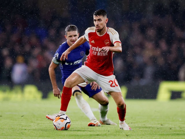 Jorginho d'Arsenal en action avec Conor Gallagher de Chelsea le 21 octobre 2023